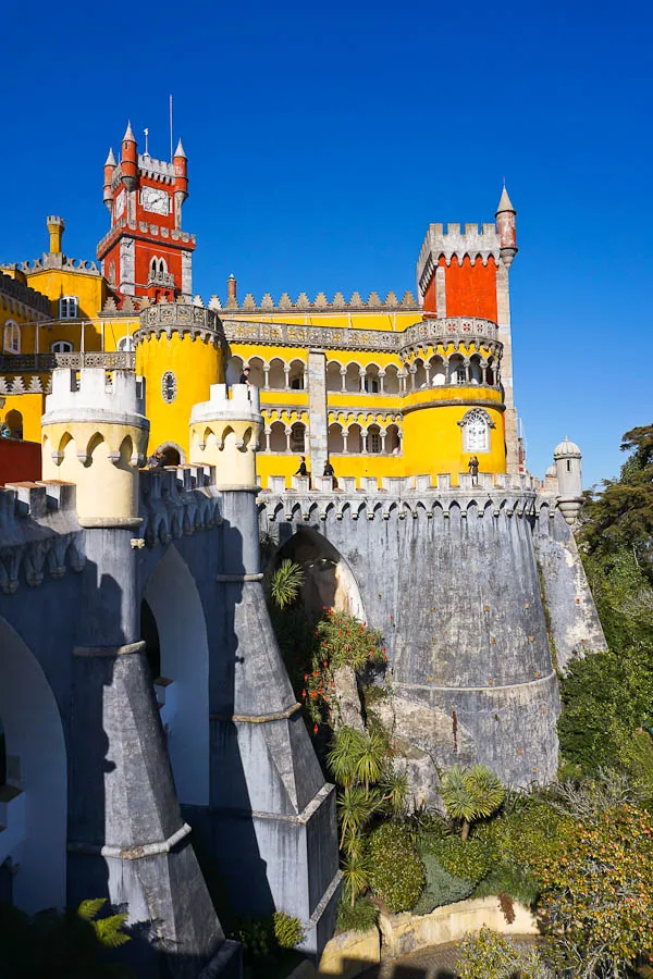 Malerischer Pena Palast in Sintra, Portugal, beliebtes Ausflugsziel im Winter