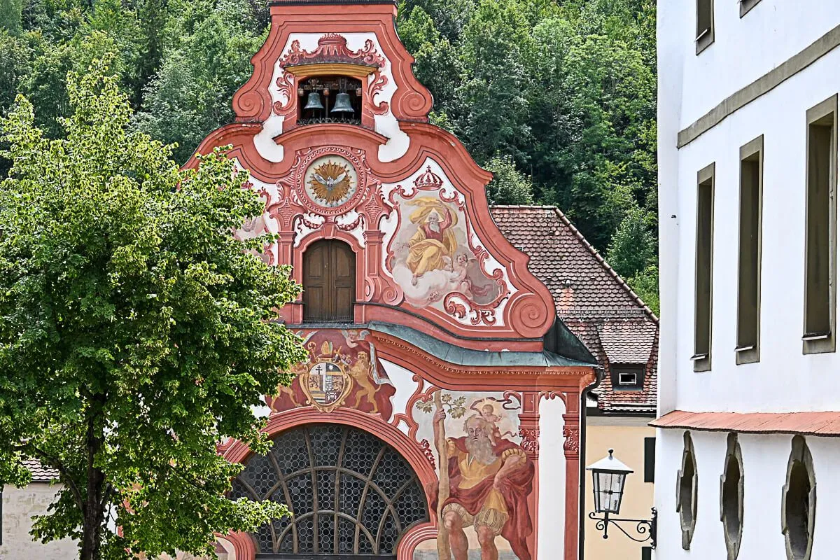 Malerisches Gotteshaus: Die bunt bemalte Flößerkirche in Füssen