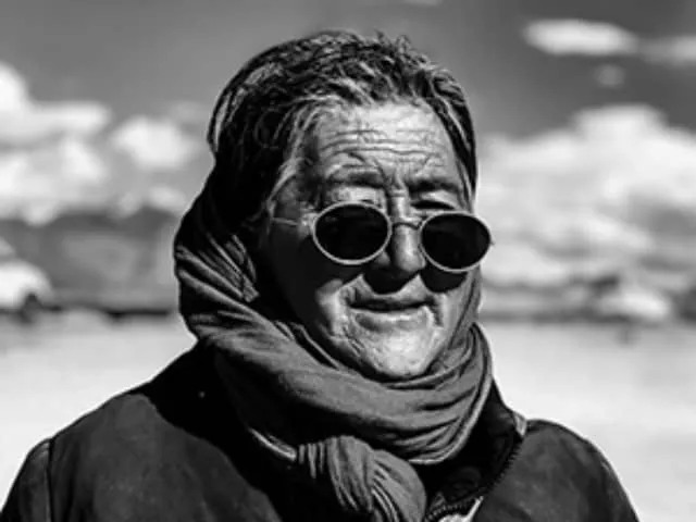 Malerisches Küstenstädtchen mit bunten Häusern und Meerblick