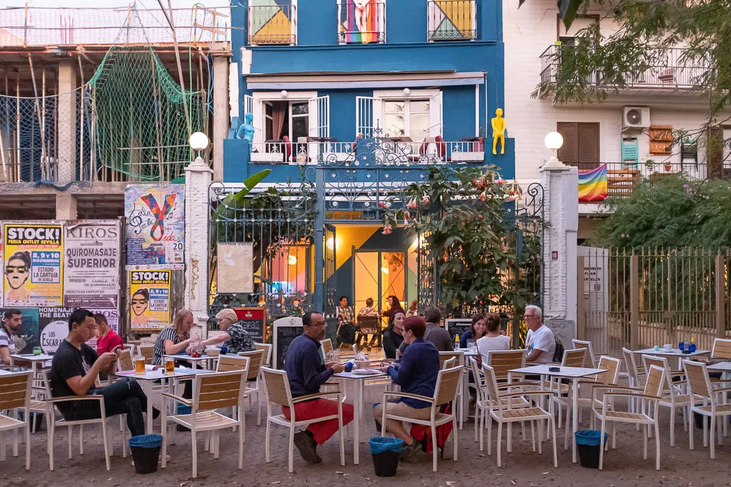 Malerisches Restaurant auf der Alameda de Hércules in Sevilla mit mediterraner Atmosphäre