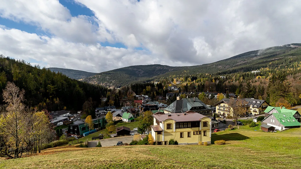 Malerisches Spindlermühle (Špindlerův Mlýn) mit Bergkulisse im tschechischen Riesengebirge