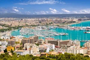 Mallorca, eine beliebte Insel mit kristallklarem Wasser und goldenem Sand, ist das ideale Reiseziel für einen Sommerurlaub mit viel Sonne und Entspannung