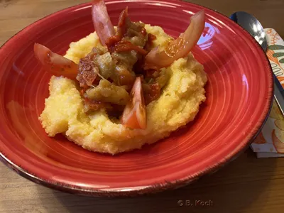 Mămăligă: Traditioneller rumänischer Maisbrei, eine vielseitige Beilage zu zahlreichen Gerichten