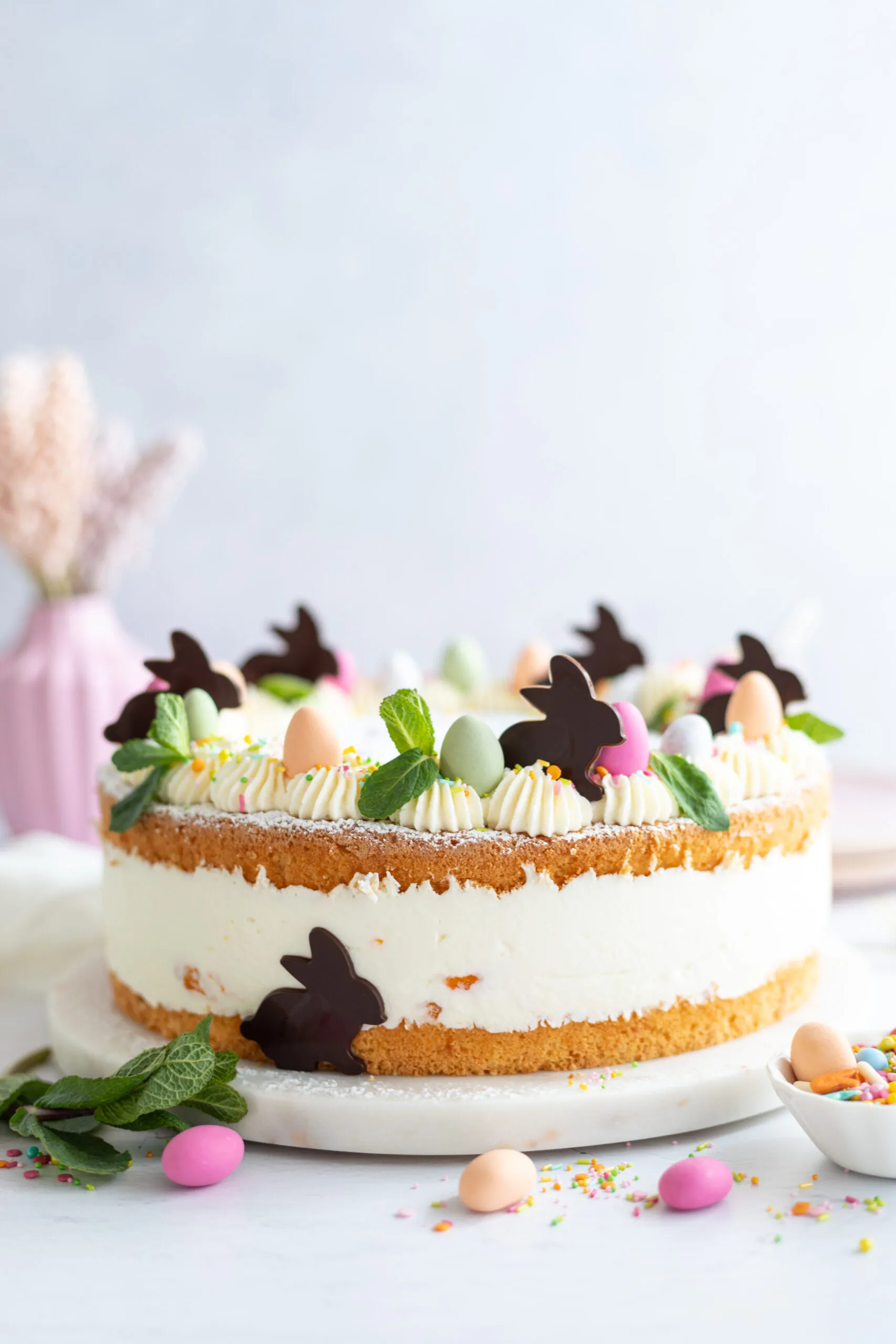 Mandarinen Käsesahnetorte festlich mit Schokoeiern und Sahne dekoriert