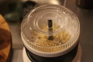 Mandeln werden gemahlen