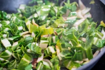 Mangold in der Pfanne braten und mit Flüssigkeit ablöschen