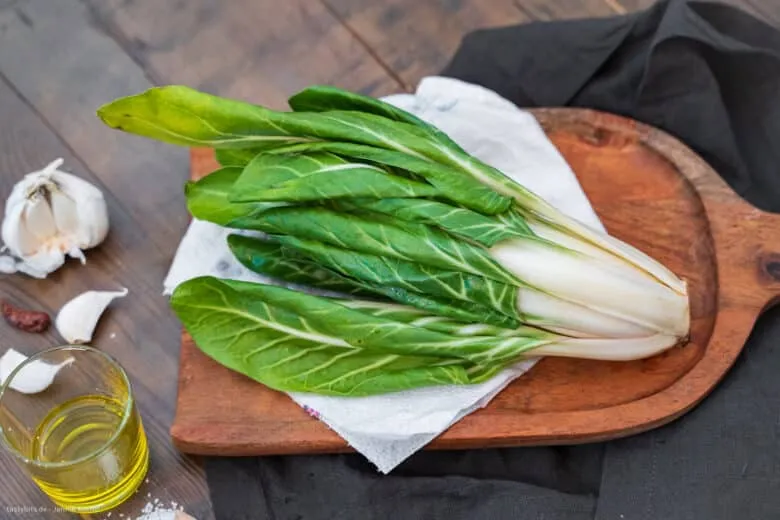 Mangoldblätter unter fließendem Wasser gründlich waschen