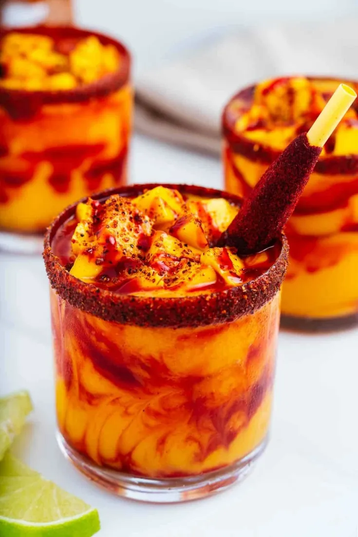 Mangonada, ein alkoholfreier Halloween-Drink mit Mango, Chamoy und Chili-Limette