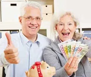 Mann am Schreibtisch, der mit Dokumenten und einem Laptop arbeitet, was auf Beratungsdienstleistungen für Renten hinweist.