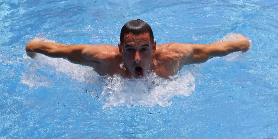 Mann beim Delphinschwimmen im Wasser
