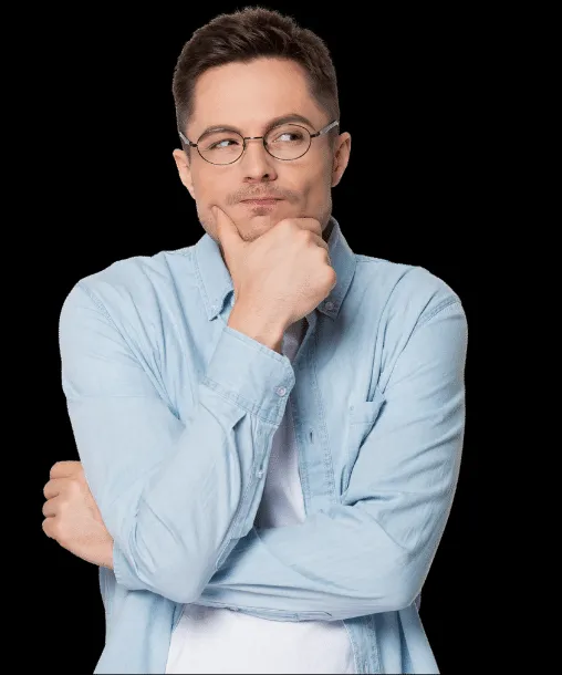 Mann fragt sich: DEVK Versicherung online oder persönliche Beratung?