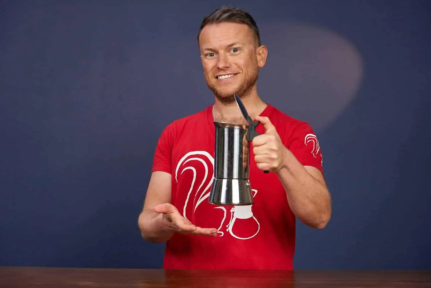 Mann hält Espressokocher hoch, Überblick über manuelle Kaffeezubereitung