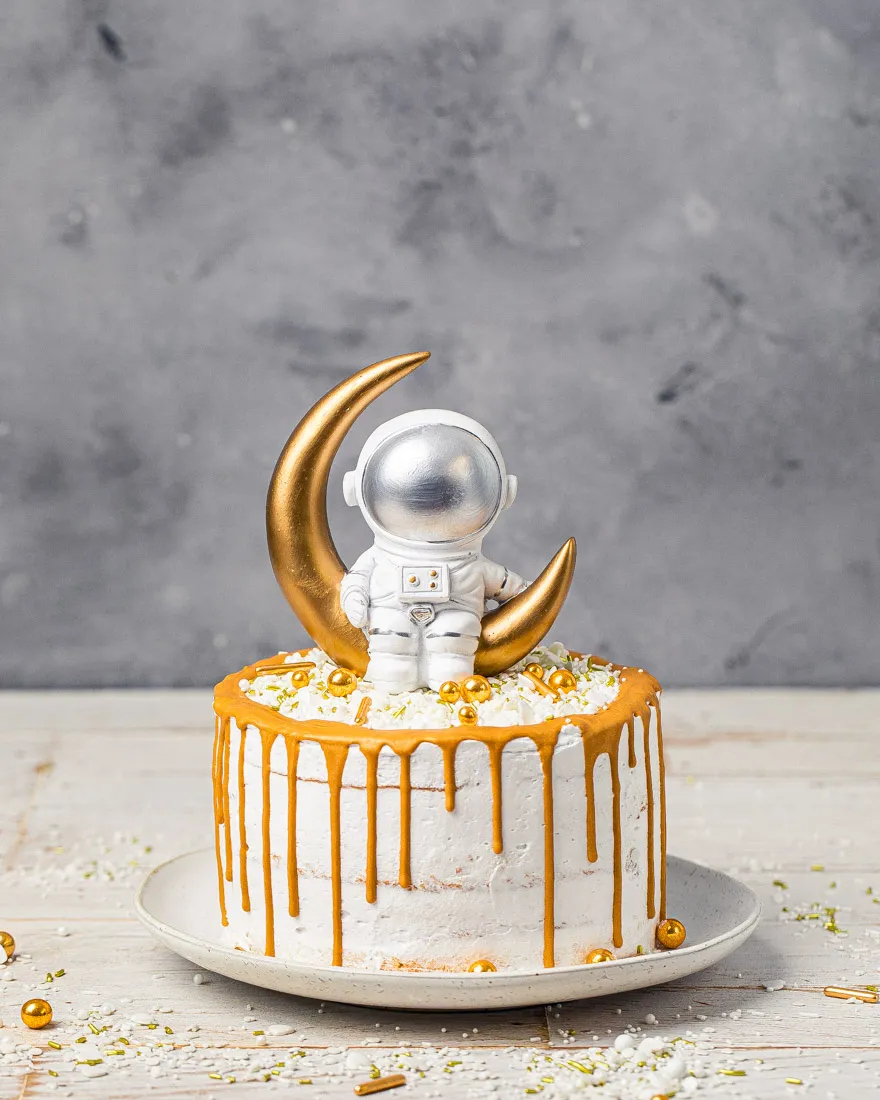 Mann im mond kleiner astronaut blond schlicht weiß geburtstagstorte kinder babys erster geburtstag heike herden einfaches rezept weoß gold torte