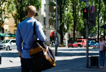 Mann mit Sporttasche