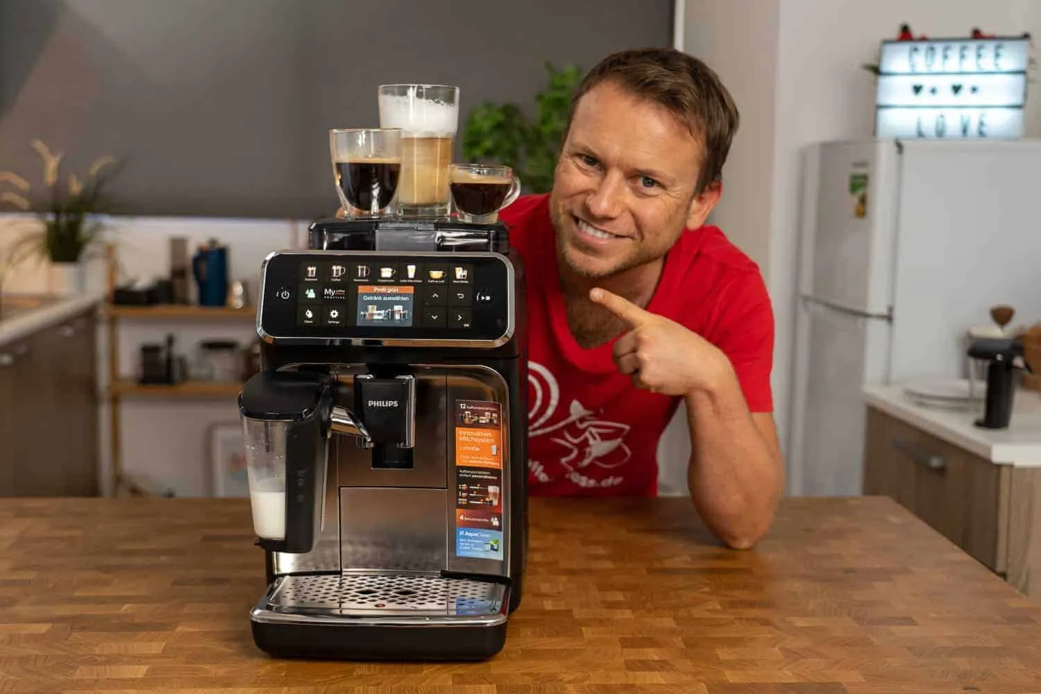 Mann posiert mit Philips 5400 Serie EP5447 Kaffeevollautomat