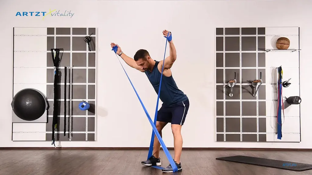 Mann vollführt die Übung Der Kran mit einem TheraBand.