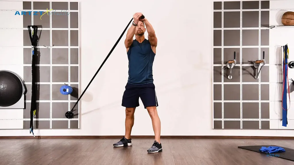 Mann vollführt die Übung Gulf Swing mit einem TheraBand.