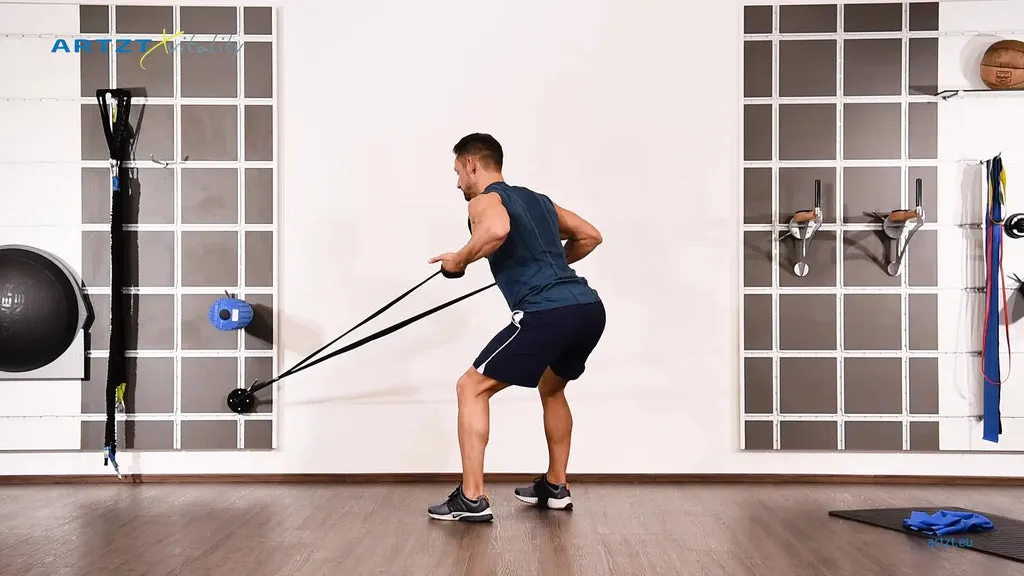 Mann vollführt die Übung Vorgebeugtes Rudern mit einem TheraBand.