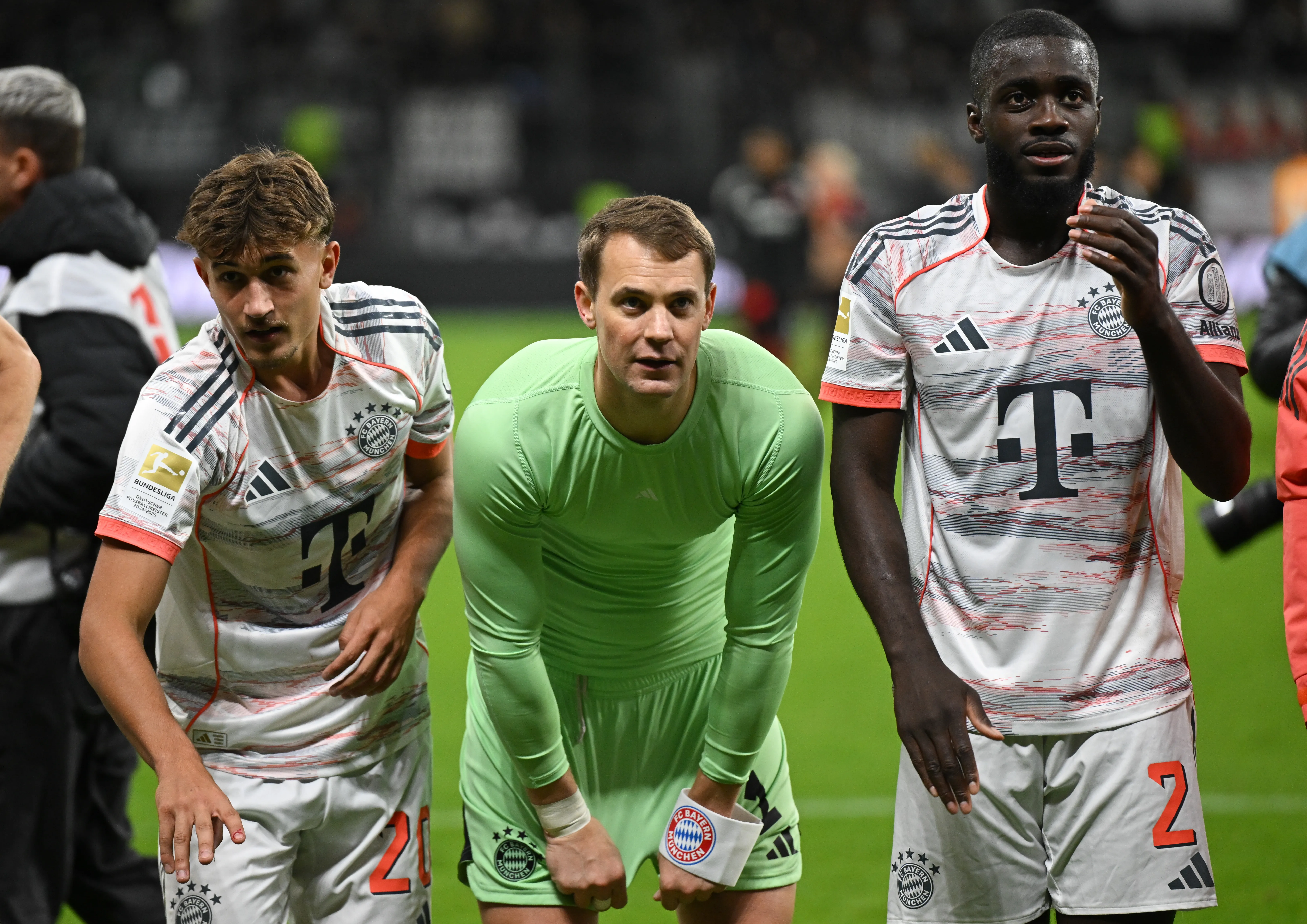 Manuel Neuer, Tom Bischof, Dayot Upamecano nach dem Spiel Eintracht Bayern in Frankfurt