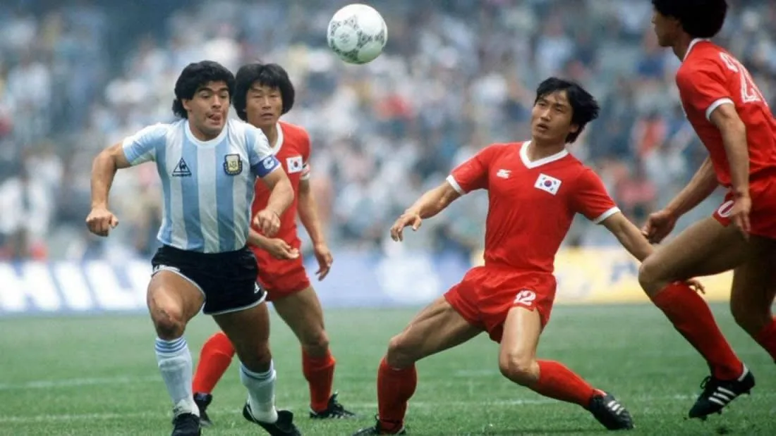 Maradona am Ball gegen Südkorea bei der WM 1986 in Mexiko-Stadt