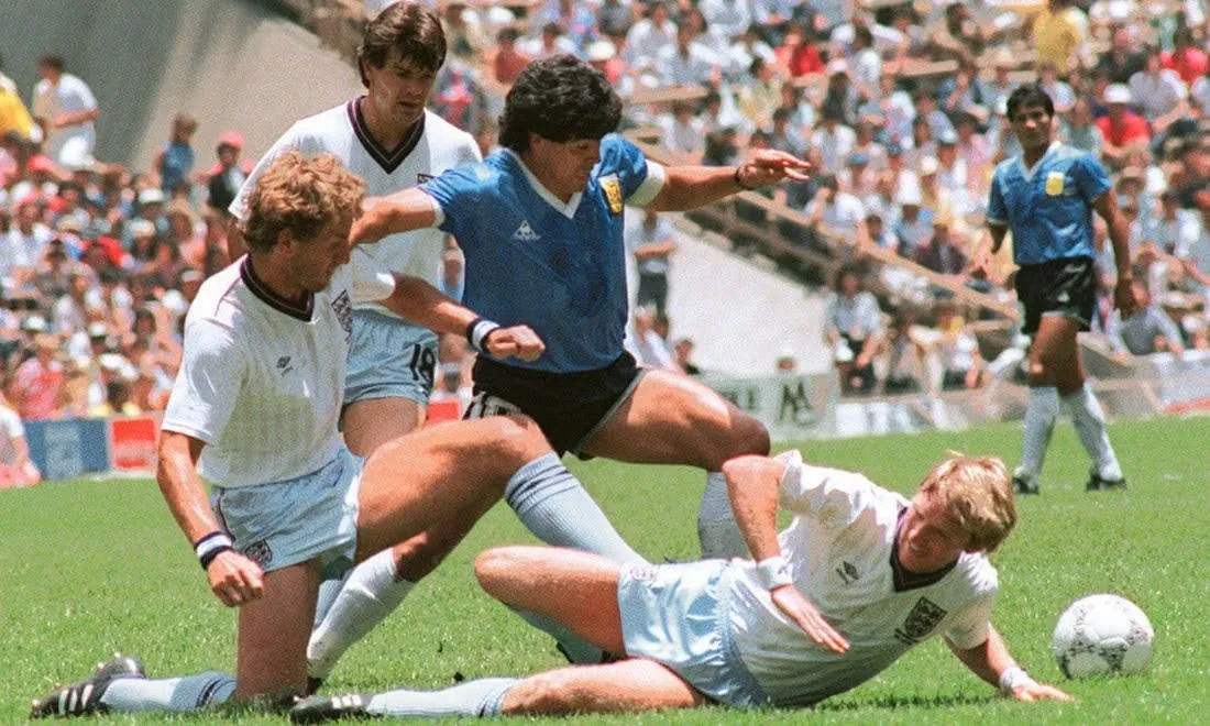 Maradona dribbelt sich durch die englische Abwehr im Viertelfinale der WM 1986