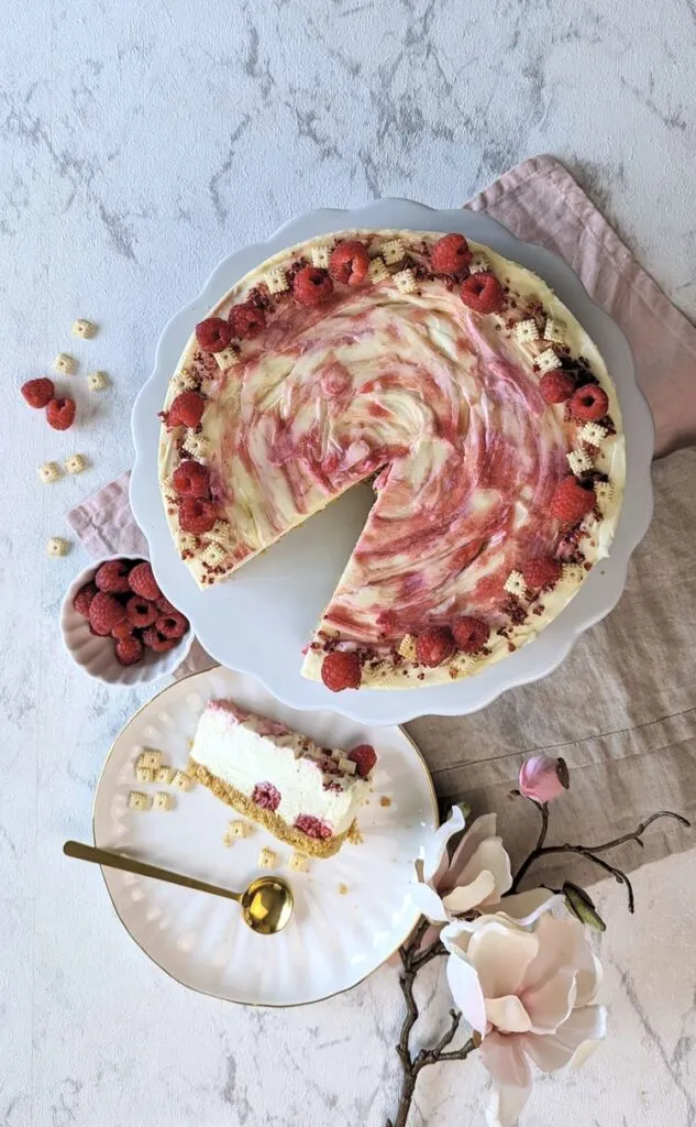 Marblung des Geburtstagskuchens mit Himbeerpüree für eine ansprechende Optik und fruchtigen Geschmack.