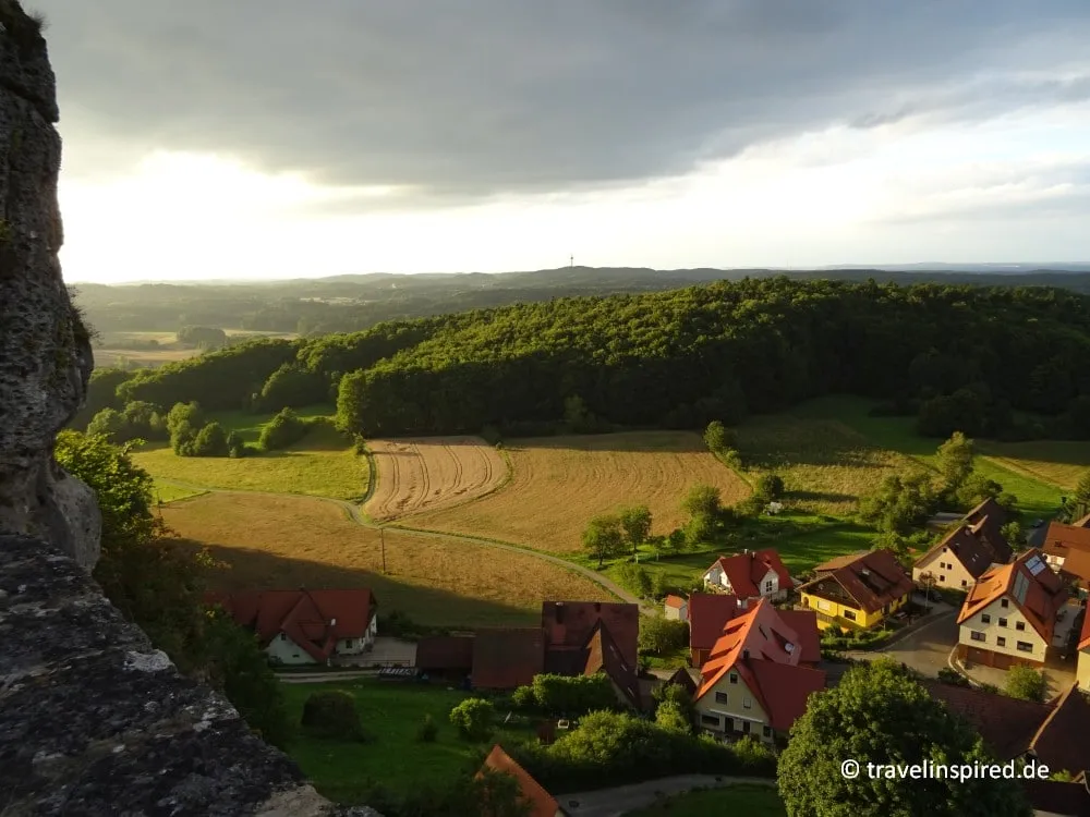 Märchenhafte Landschaft im Nürnberger Land mit Burg Hohenstein in der Abendsonne