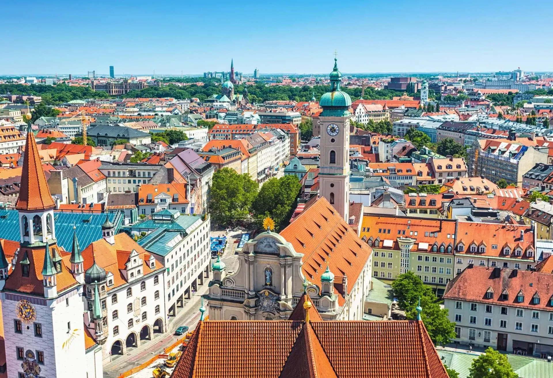 Marienplatz München mit Glockenspiel und Frauenkirche bei sonnigem Wetter