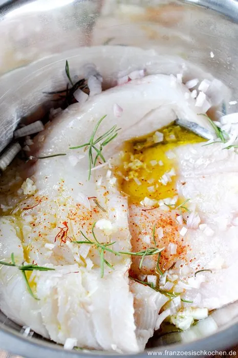 Marinierte Fischfilets bereit für die Bouillabaisse – ein entscheidender Schritt für den Geschmack.