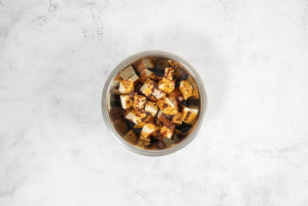 Marinierter Tofu, bereit zum Braten für die Poke Bowl