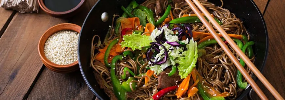 Marinierter Wok mit Hähnchen und Paprika