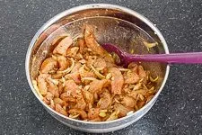 Mariniertes Gyrosfleisch und Zwiebeln in Schüssel