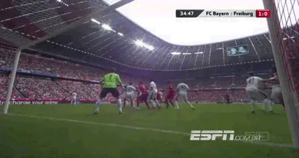 Mario Mandzukic scheitert mit einem Lupfer an der Latte