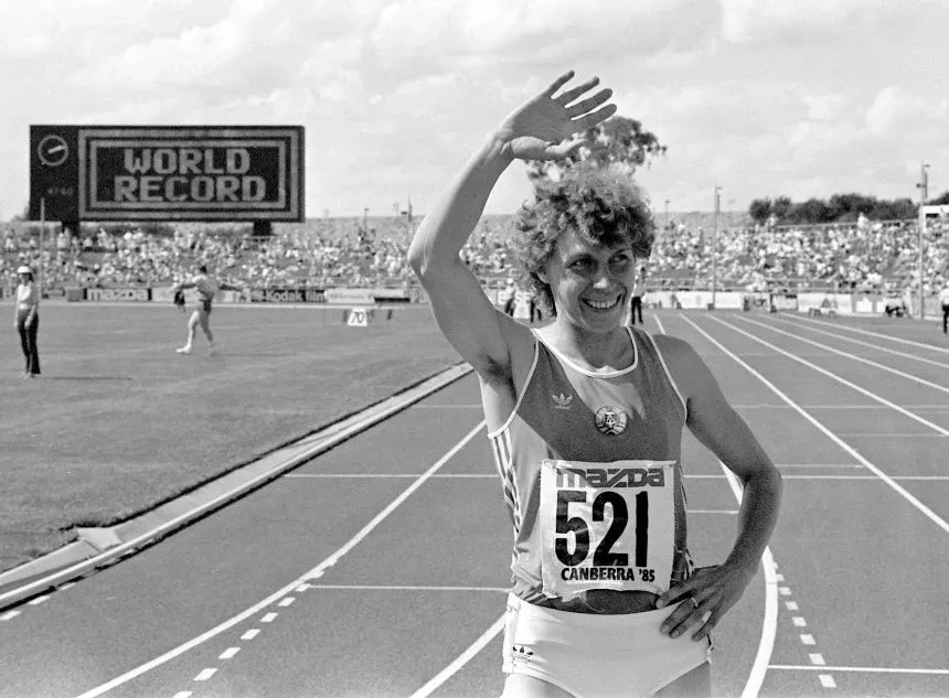 Marita Koch im energiegeladenen 400-Meter-Rennen, Weltrekord, DDR