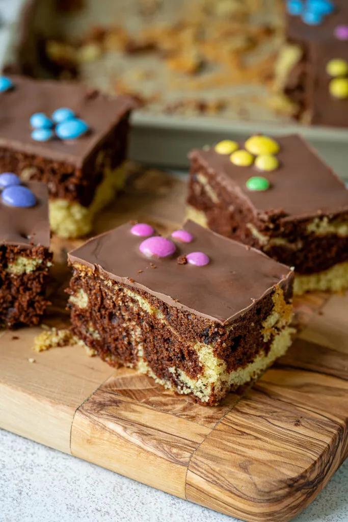 Marmorkuchen vom Blech für Kindergeburtstag mit Smarties-Pfoten