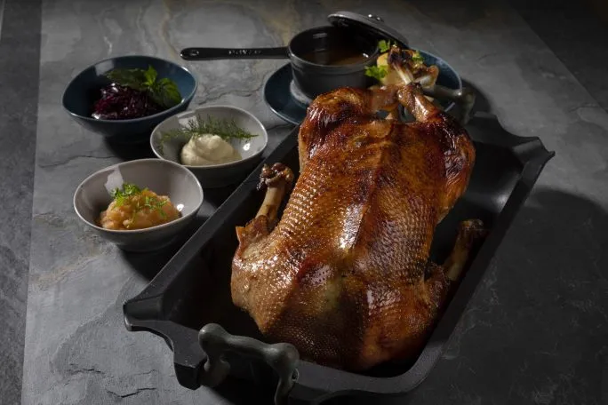 Martini Ganserl: Eine ganze gebratene Gans auf einem Teller, perfekt angerichtet