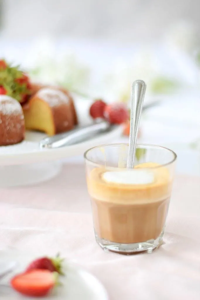 Marzipankuchen mit zwei Zutaten, serviert mit Milchkaffee und frischen Erdbeeren, ein einfacher Kuchengenuss.