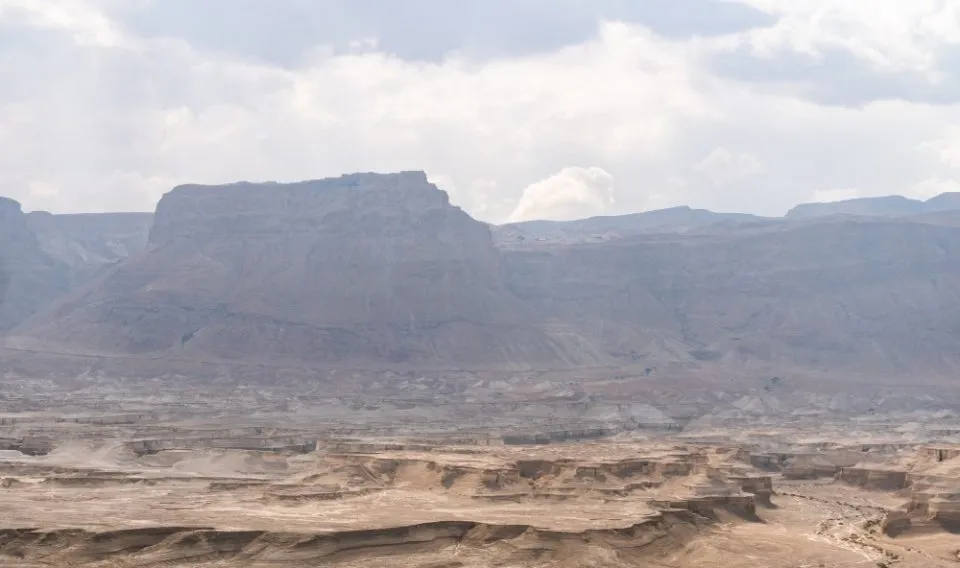 Masada-Festung im Abendlicht, eine Silhouette gegen den Horizont.