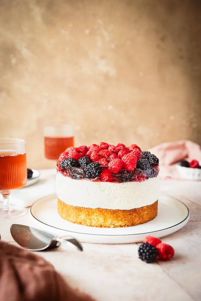 Mascarpone Joghurt Sahne Torte mit frischen Himbeeren und Brombeeren