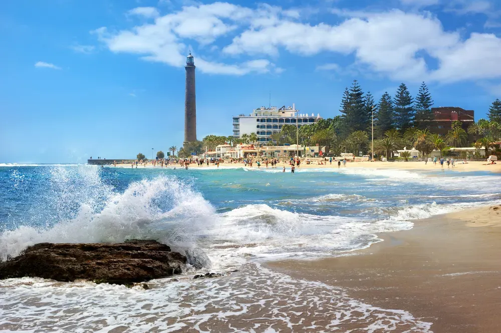 Maspalomas Leuchtturm und goldener Sandstrand auf Gran Canaria für Familienurlaub