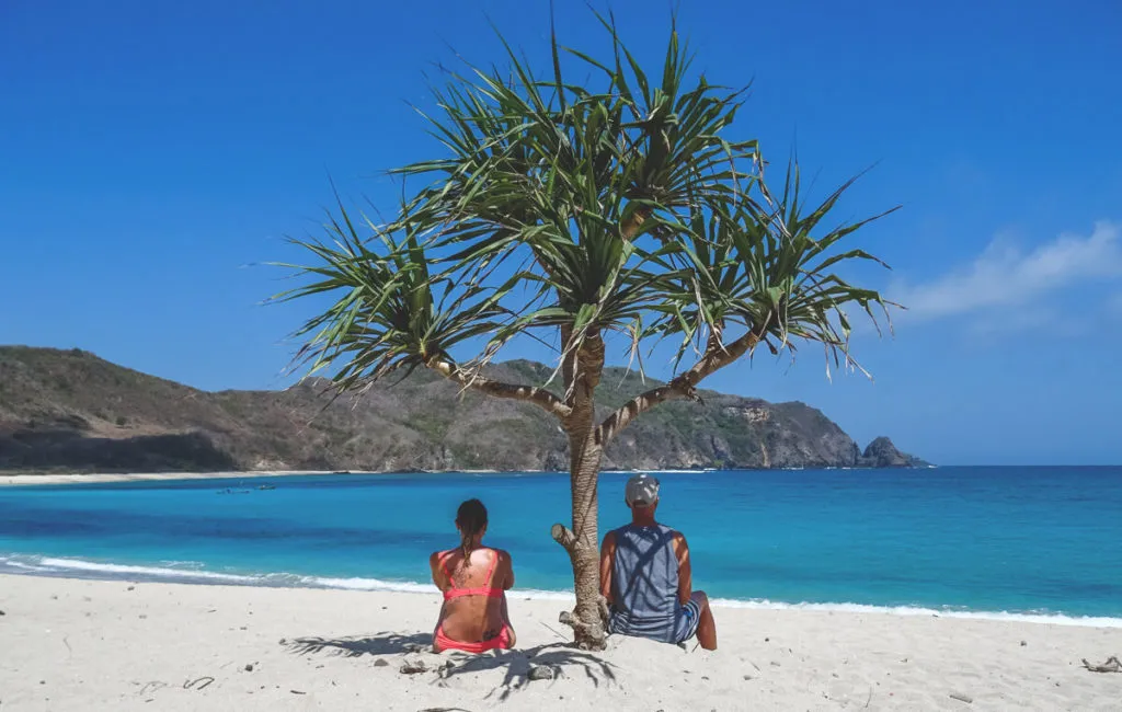 Mawun Beach auf Lombok mit türkisfarbenem Wasser und weißem Sand