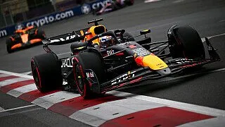 Max Verstappen im Red Bull Racing Boliden vor Oscar Piastri im McLaren MCL38 beim Formel 1 Qualifying zum Aserbaidschan GP 2025