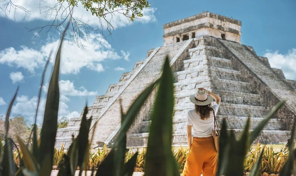 Maya Ruinen in Mexiko, umgeben von tropischer Vegetation