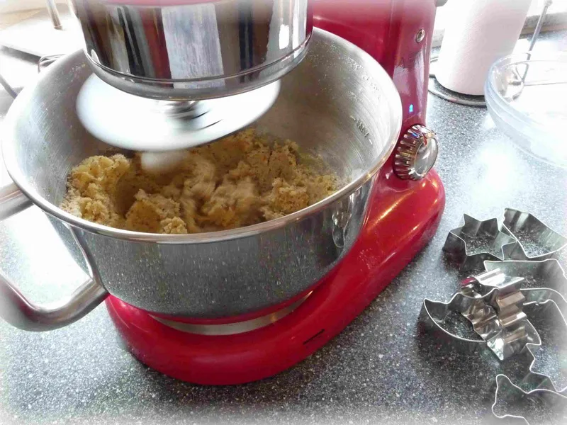 Medion Premium Küchenmaschine MD-16480 im Einsatz beim Backen von Nussplätzchen