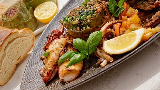 Mediterrane gefüllte Artischocken und gegrillte Zitronen-Calamari