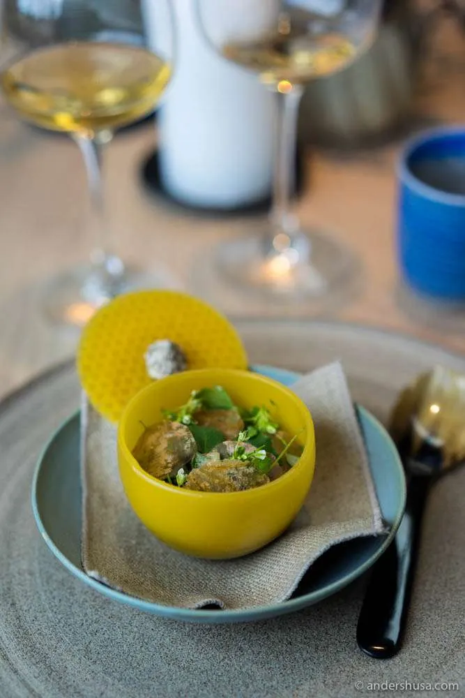 Meeresschneckensalat mit Kräutern und eingelegten und getrockneten Rosenblättern