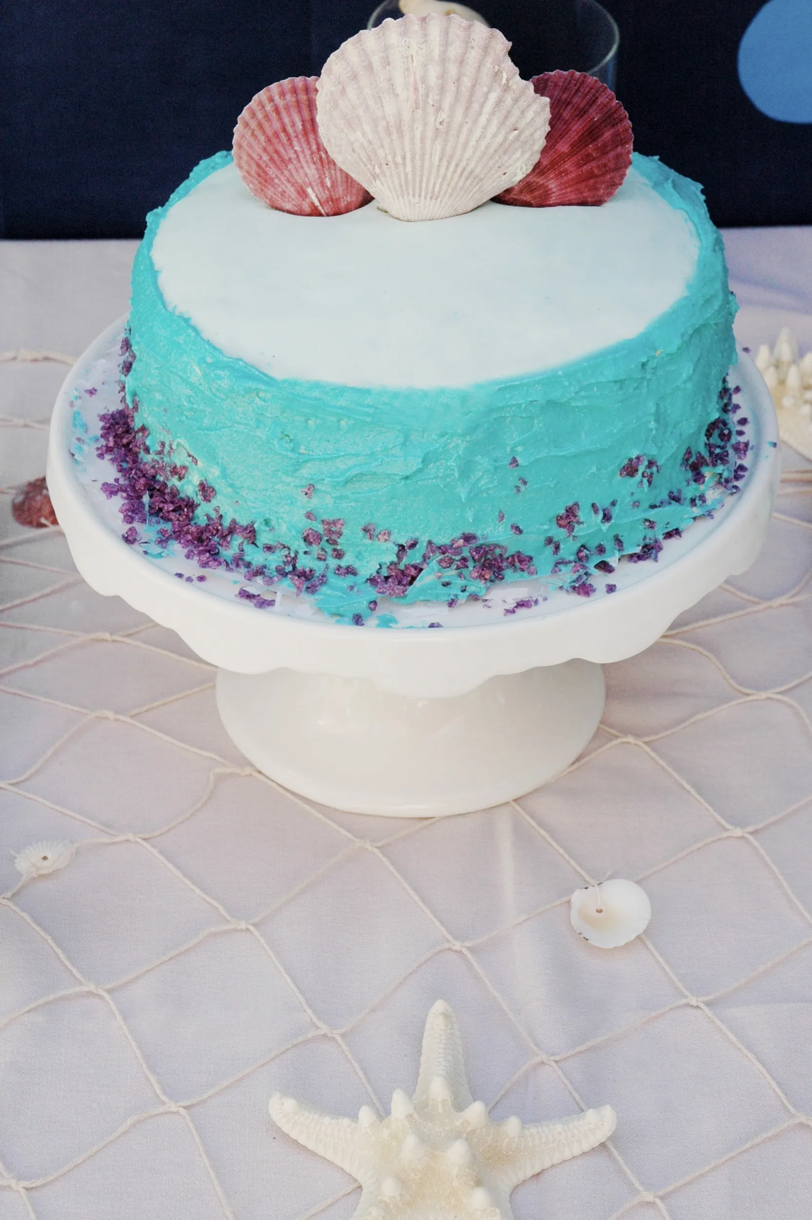 Meerjungfrau Geburtstagstorte auf einem festlich gedeckten Kindertisch