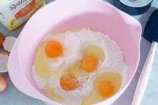 Mehl, Eier und Salz für Spätzleteig in einer Rührschüssel vermengen