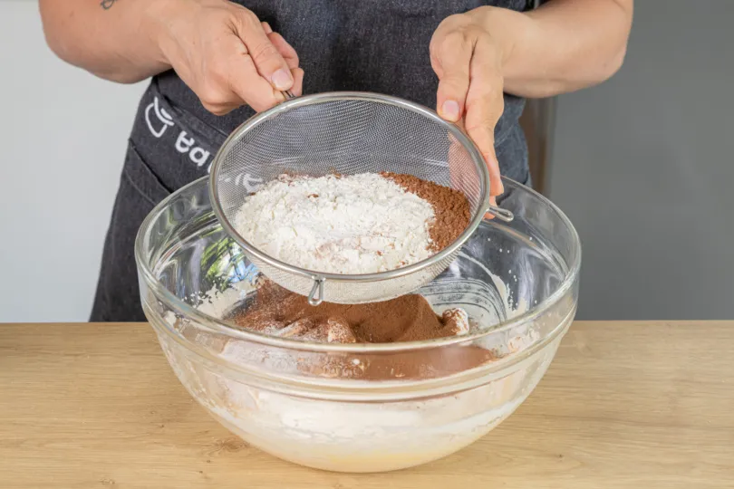 Mehl, Kakao und Backpulver werden gesiebt