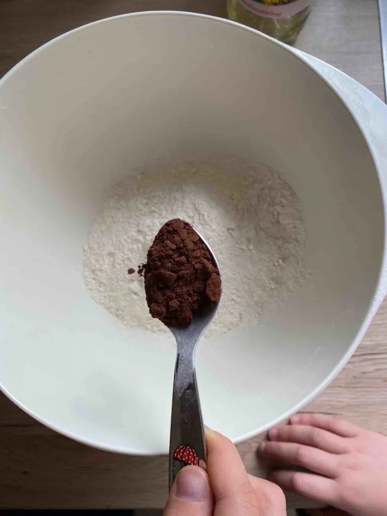 Mehl und Kakao mischen – ein wichtiger Schritt beim Muffins backen